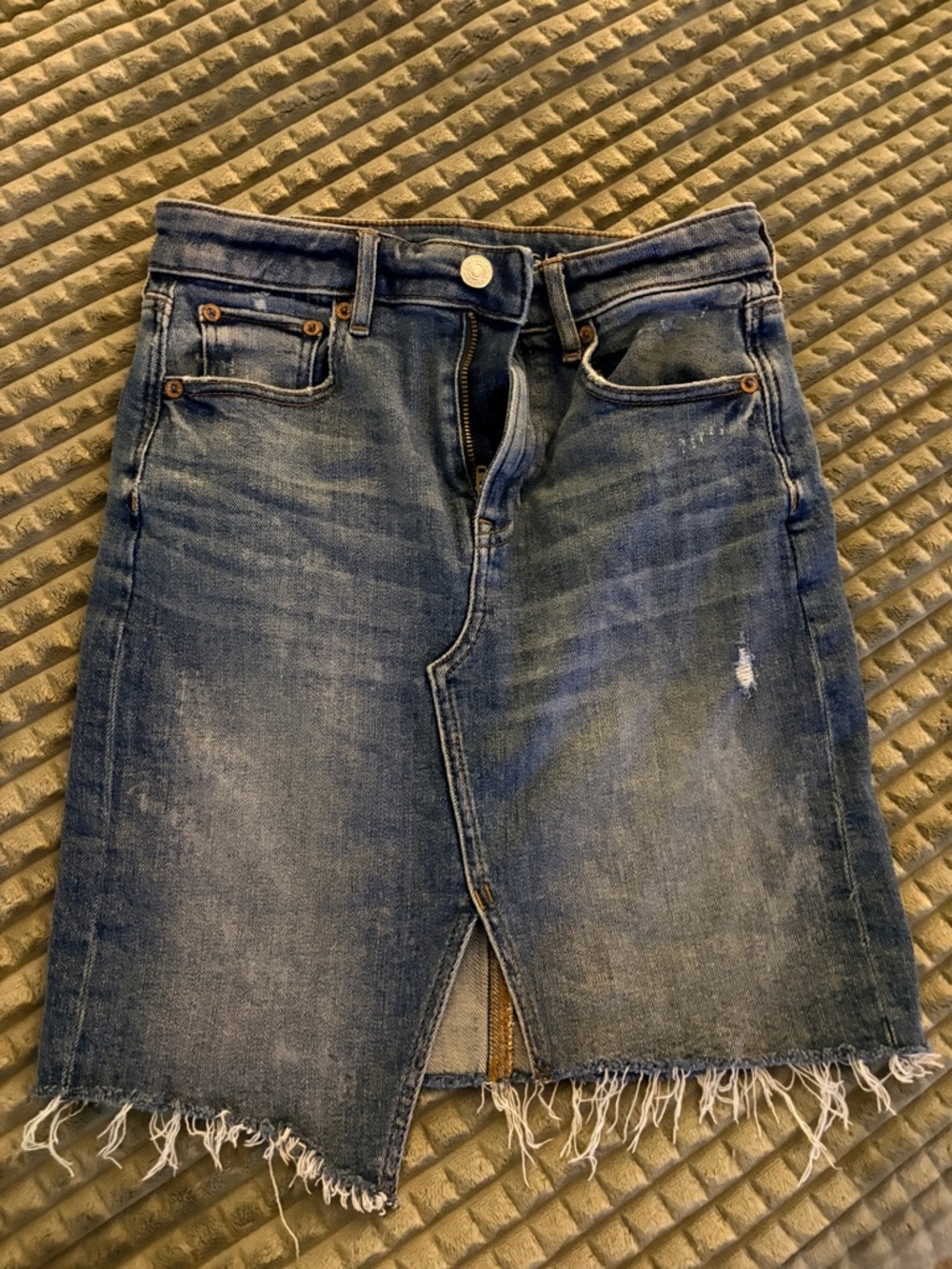 American Eagle adorable Denim Frayed Hem Skirt in Medium Blue